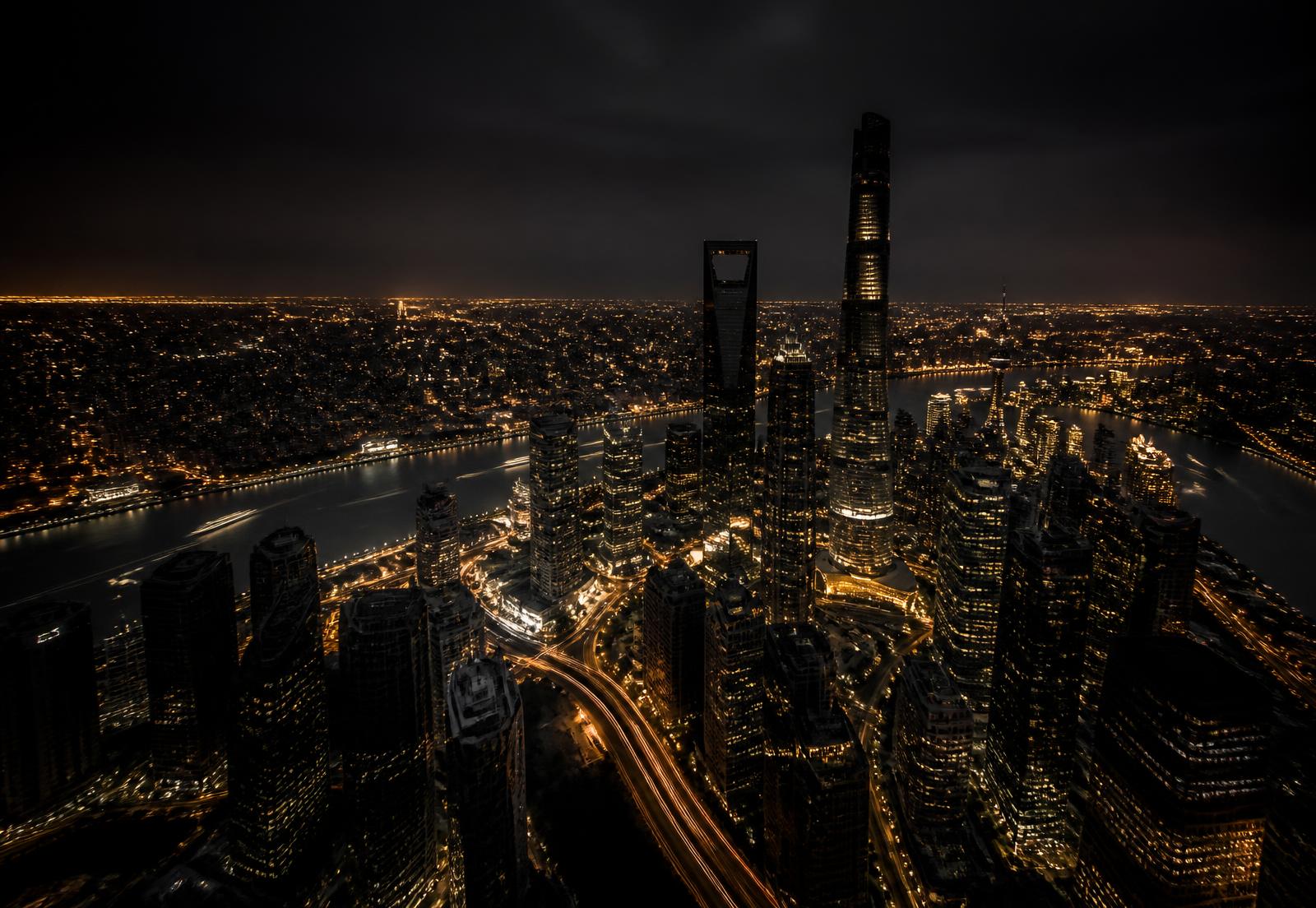 Skyline einer Metropole bei Nacht mit goldenen Lichtern